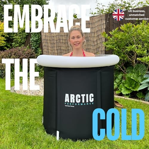 Femme dans un bain glacé Arctic Performance dans un jardin.