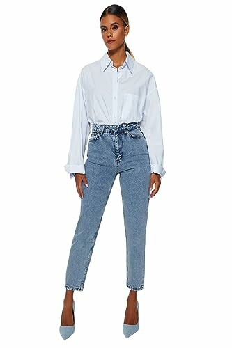 Femme portant un jean taille haute bleu