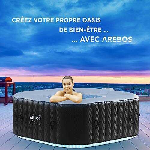 Femme dans un jacuzzi gonflable sur une terrasse.