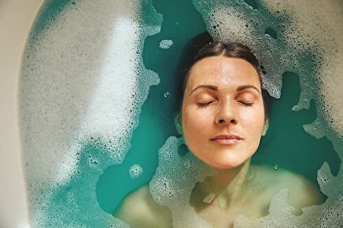 Femme se relaxant dans un bain moussant.