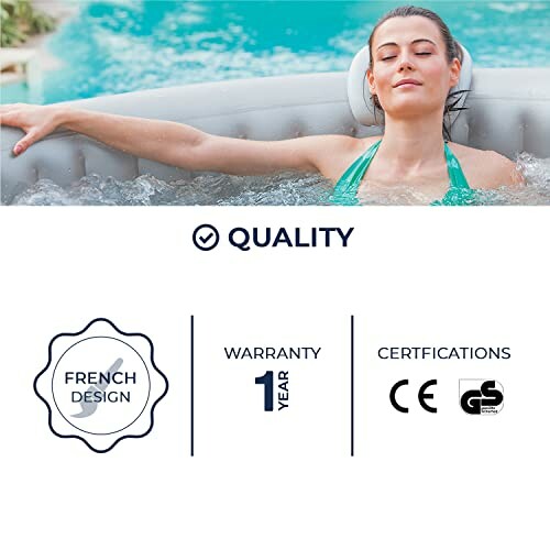Femme se relaxant dans un spa gonflable.