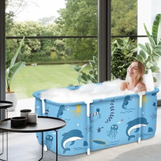Femme se relaxant dans une baignoire portable bleue avec motifs marins.