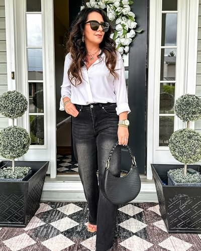 Femme portant des lunettes de soleil et un sac à main devant une porte.