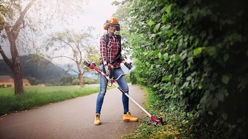 Personne utilisant un taille-haie dans un jardin.