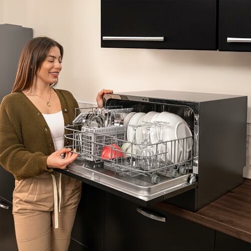 Femme utilisant un lave-vaisselle de comptoir.