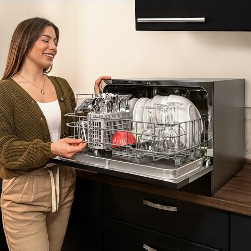Femme utilisant un lave-vaisselle de comptoir.