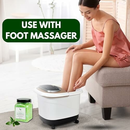 Femme utilisant un masseur de pieds avec des sels de bain.