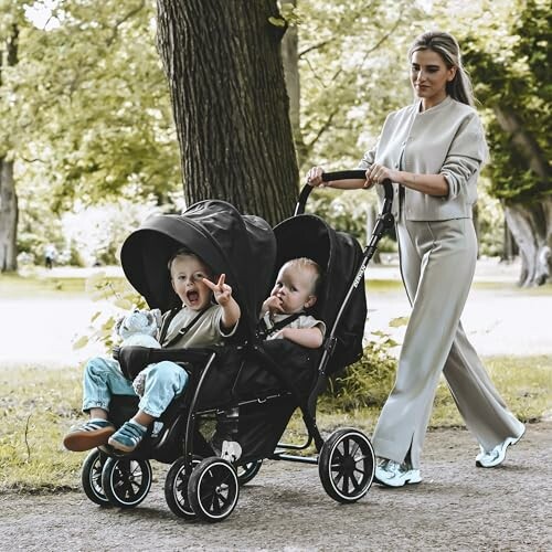 Femme poussant une poussette double avec deux enfants.