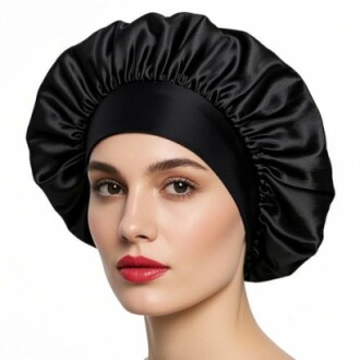 Femme portant un bonnet en satin noir.