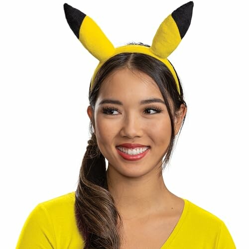 Femme portant un serre-tête Pikachu.