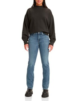 Femme portant un pull noir et un jean bleu.