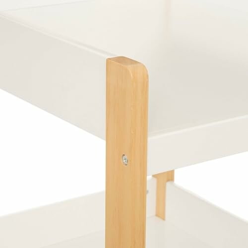 Coin d'une étagère en bois et métal blanc