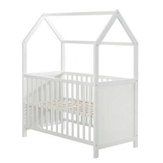 Lit bébé en bois avec cadre en forme de maison.