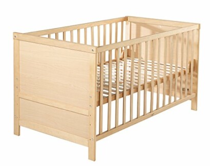 Lit de bébé en bois clair avec barreaux.