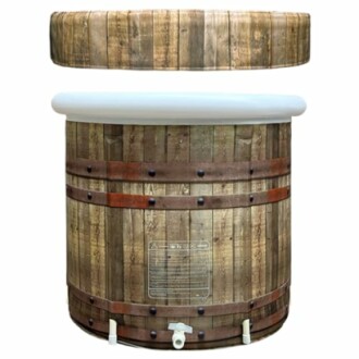 Bain à remous en bois avec couvercle.