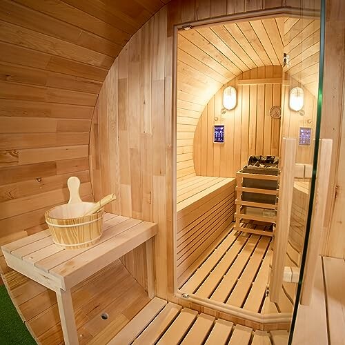 Intérieur d'un sauna en bois en forme de tonneau.