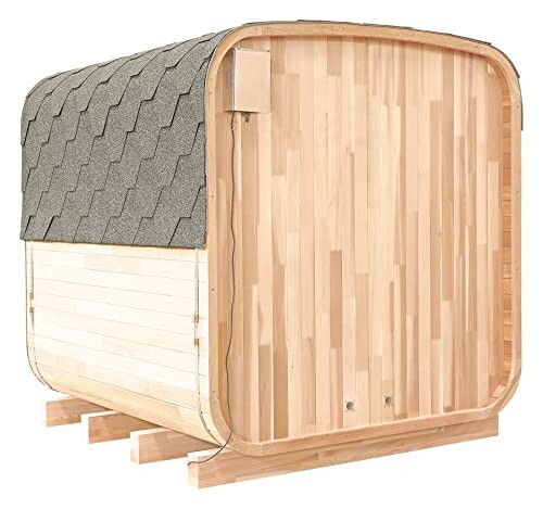 Sauna en bois en forme de tonneau avec toit en bardeaux.