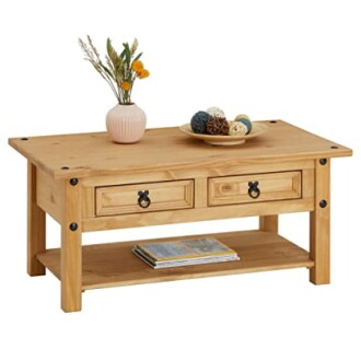 Table basse en bois avec tiroirs et décoration.