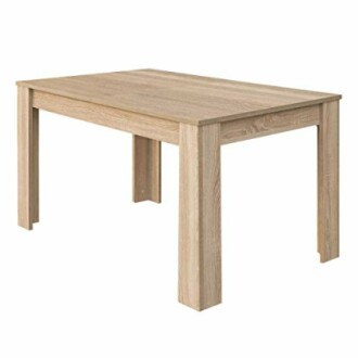 Table à manger en bois clair.