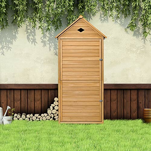 Abri de jardin en bois avec porte fermée.