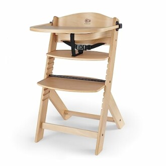 Chaise haute en bois pour bébé avec ceinture de sécurité.