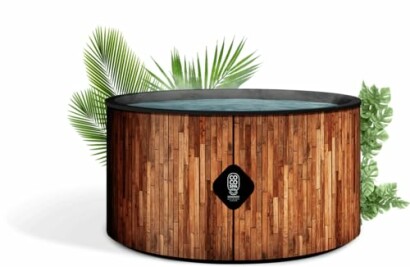 Bain nordique en bois avec plantes tropicales