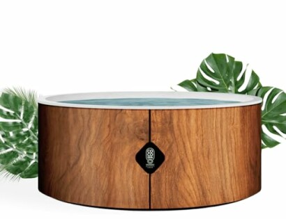 Bain à remous en bois entouré de plantes tropicales