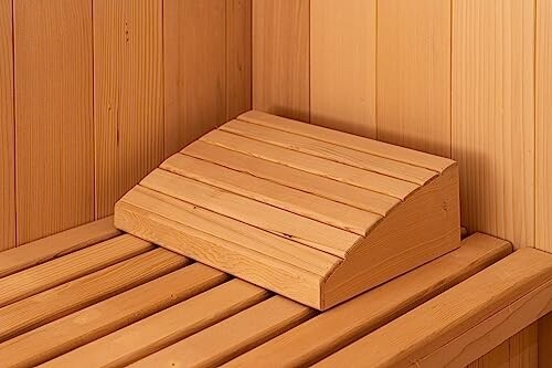 Appuie-tête en bois dans un sauna.