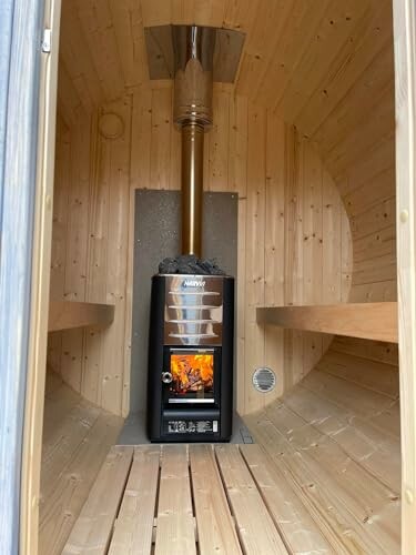 Intérieur d'un sauna en bois avec un poêle à bois.