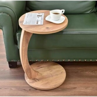 Petite table d'appoint en bois avec tasse de café.