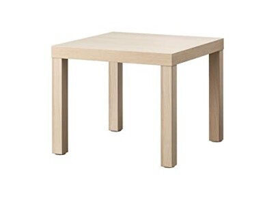 Table carrée en bois clair