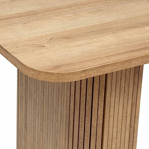 Coin de table en bois avec finition lisse