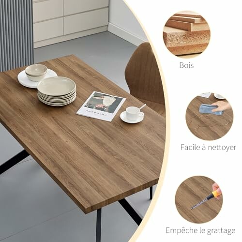 Table en bois avec caractéristiques de nettoyage facile et résistance aux rayures.