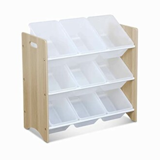 Étagère en bois avec bacs de rangement en plastique blanc.