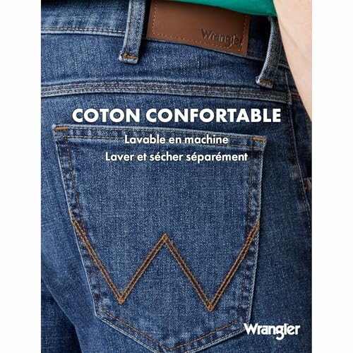 Gros plan d'une poche arrière de jeans Wrangler avec étiquette en cuir.