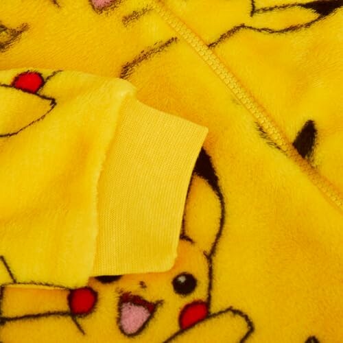 Motif Pikachu sur tissu jaune.