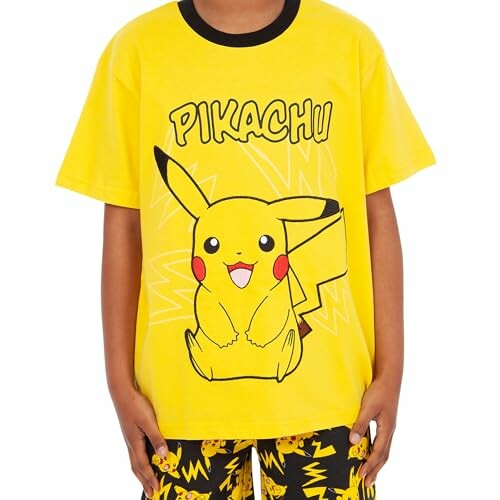 Enfant portant un t-shirt jaune avec Pikachu.