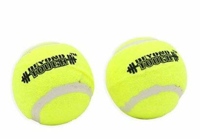 Deux balles de tennis jaunes avec logo Beyond Touch.